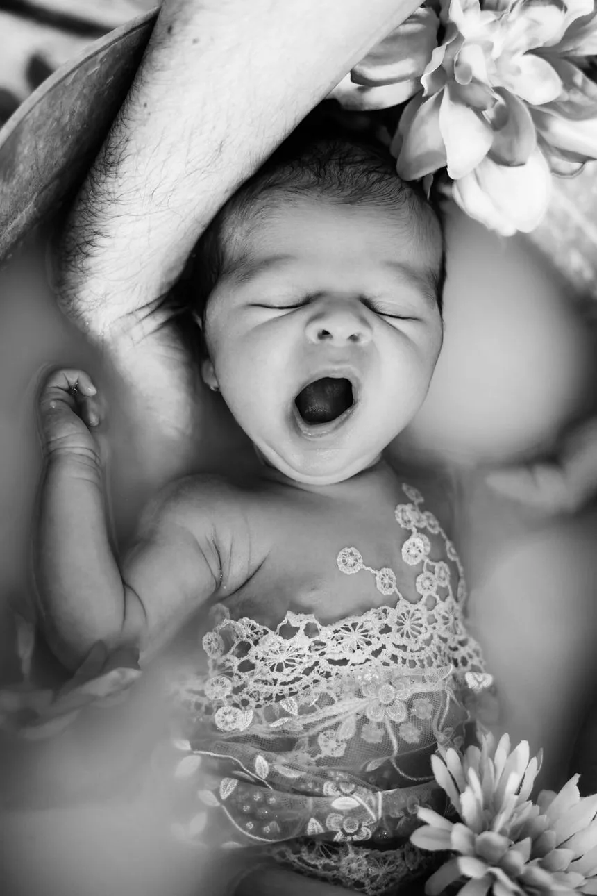 Bébé apaisé dans le bain enveloppé, noir et blanc